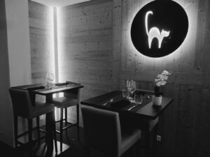 fond représentant des tables de restaurant le chat gourmand beunaz