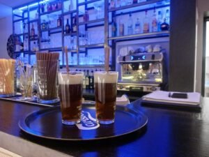 des boissons au restaurant le chat gourmand beunaz