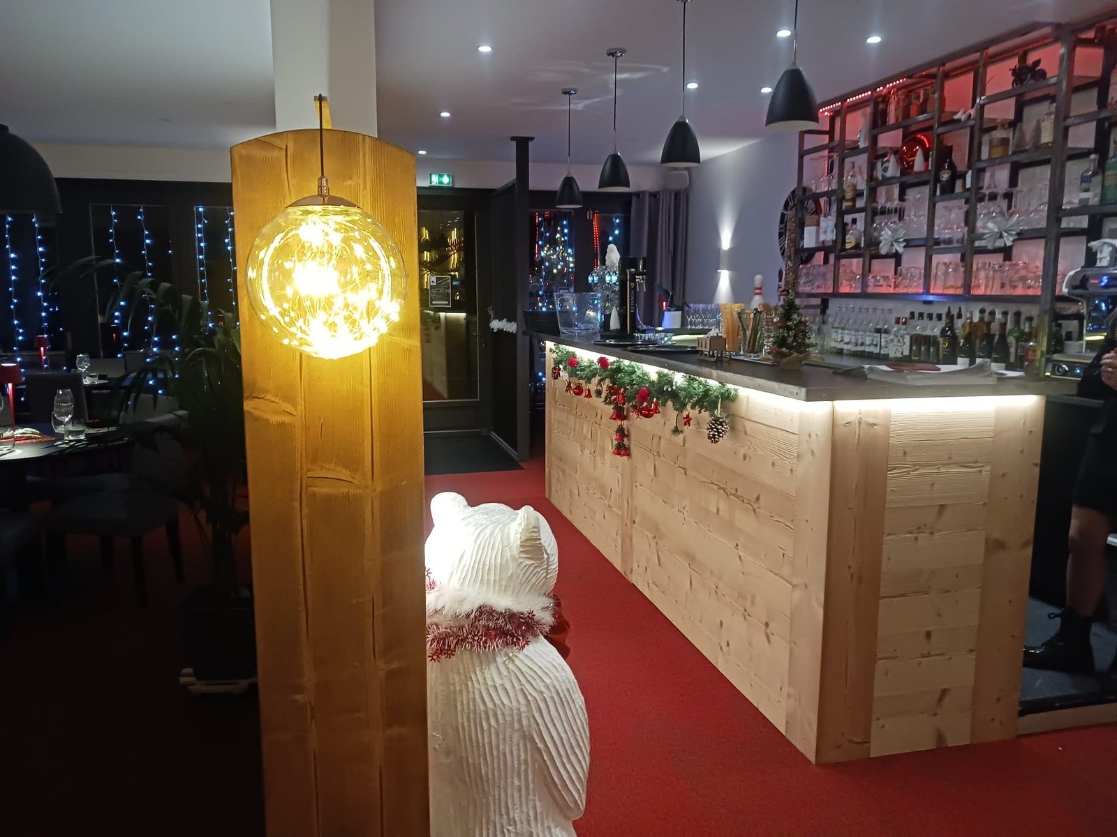 Salle du restaurant le chat gourmand beunaz