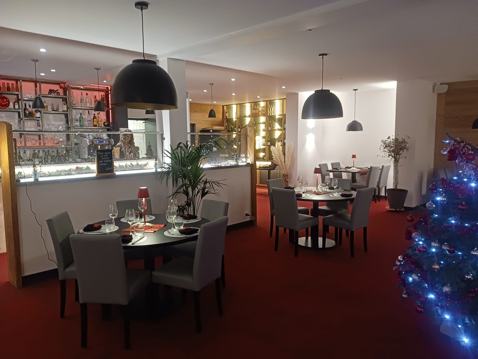 Salle du restaurant le chat gourmand beunaz