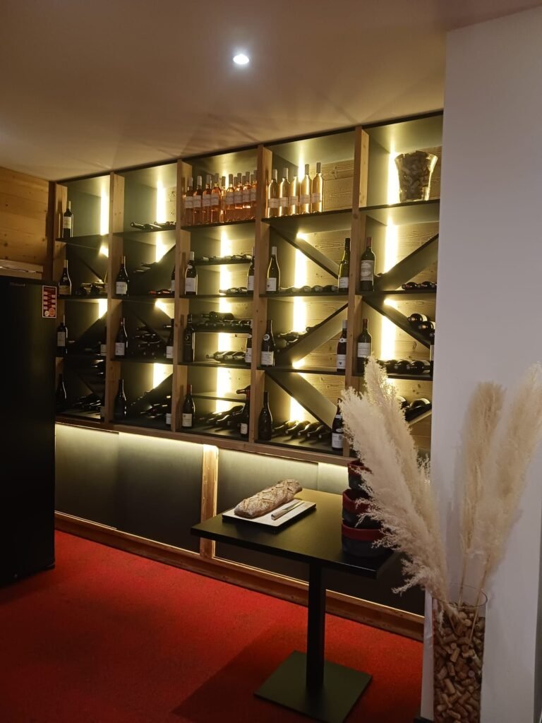 Cave à vins du restaurant le chat gourmand beunaz