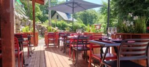 Terrasse du restaurant le chat gourmand beunaz