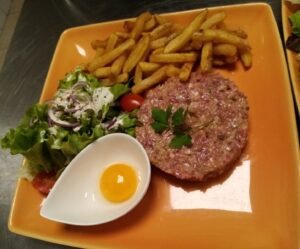Tartare de boeuf au restaurant le chat gourmand beunaz