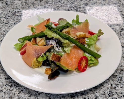Salade au saumon au restaurant le chat gourmand beunaz